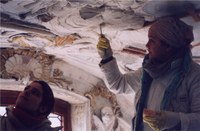 Chiesadi S. Nicol&ograve; dei Tolentini. Restauratrice intenta a consolidare mediante stuccatura gli stucchi del soffitto della cappella